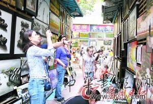 　　大芬村的墙壁油画给很多游人留下深刻的印象。