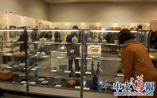 华人收藏热推动中国艺术品拍卖热，图为拍卖会现场。