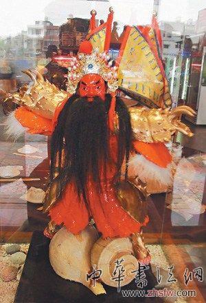 台湾厨师用虾蟹贝壳做人偶工艺品