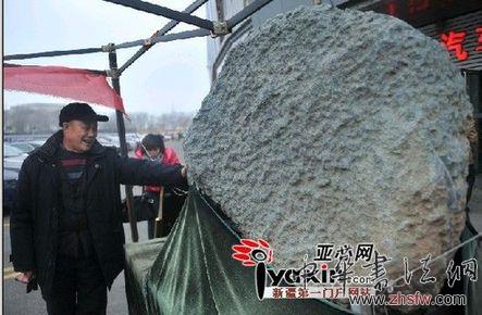 乌鲁木齐一珠宝玉器城门口立两吨陨石迎宾
