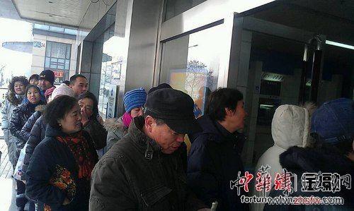 马年纪念币发行场面火爆 有大妈多次排队兑换