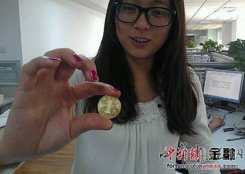 马年纪念币发行场面火爆 有大妈多次排队兑换