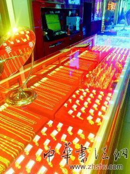 “黄金周”金价栽跟头,饰品销售火爆。