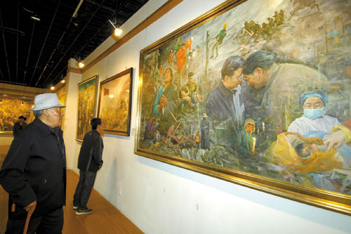 来自玉树73岁的老人尕玛被展览深深吸引 海东 摄