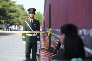 5月10日，故宫北门内东侧被隔离，武警在这里站岗。
