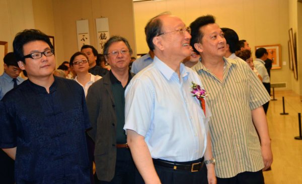 郁钧剑陪第十届全国政协副主席徐匡迪参观展览  黄玉海摄