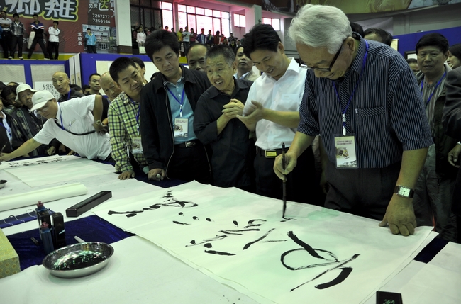 9月8日孟繁锦在利川诗联书法展开幕式后现场挥毫美不胜收四个草书大字 一超摄