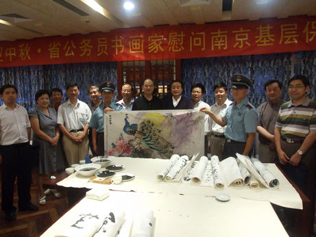 江苏省公务员书法家协会中秋书画慰问南京10万保安