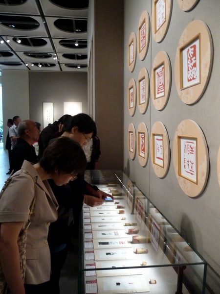 图为观众在欣赏陈列印章原石作品 一超摄