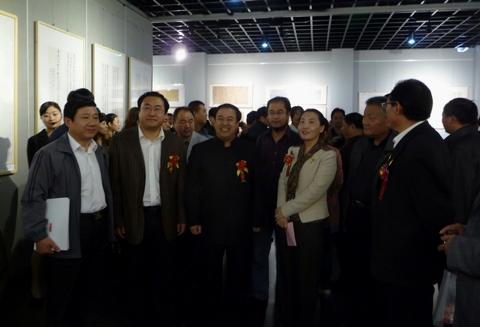 龙开胜（左三）张志庆（左二）等作者向滕州市领导和观众介绍创作心得 一超摄