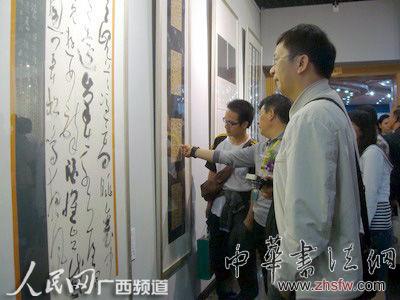 现场观众饶有兴趣地欣赏展出作品