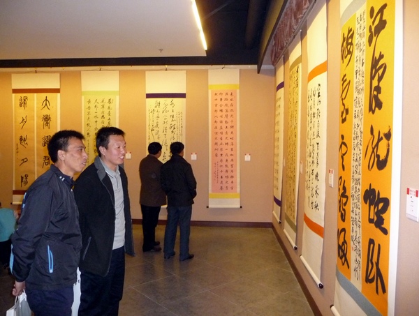 图为观众在观看首届廊坊书法大展作品 一超摄