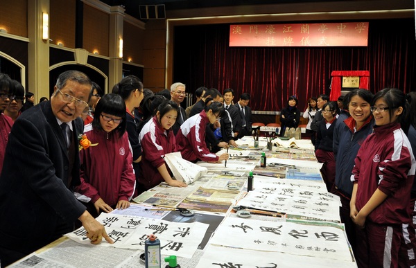 连家生（左）现场为澳门濠江中学学生点评作品 一超摄