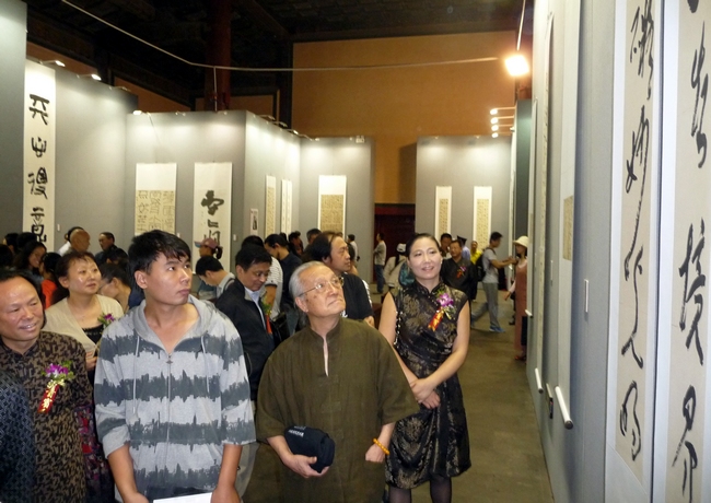 图为观众在参观展览