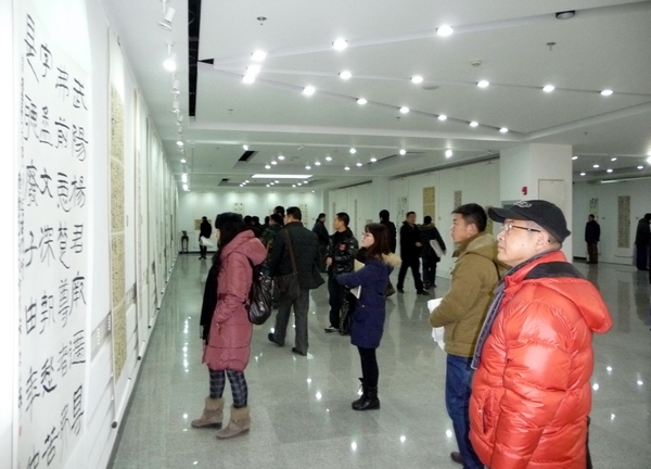 展厅看展