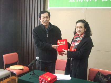 孙晓云为南京全国书法展获奖者颁奖
