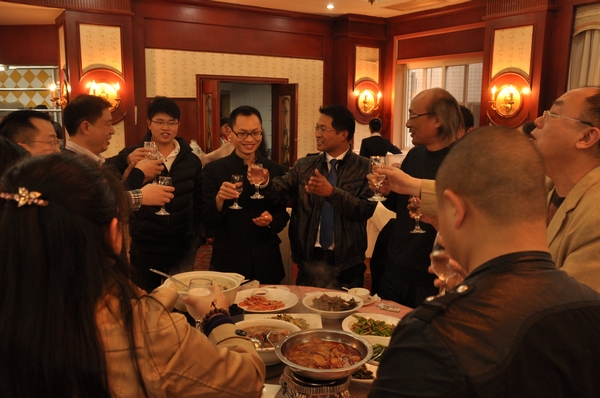 会议主办方向与会代表敬酒