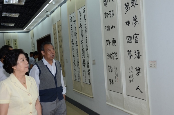 山西省委宣传部部长胡苏平（左）在赵望进陪同下参观展览