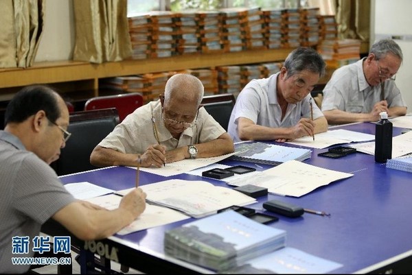 陕师大6位老教师毛笔填写4570份录取通知书