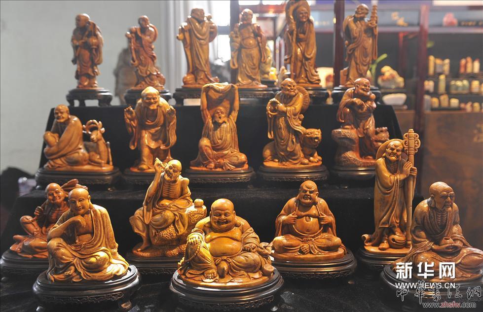     （5）这是在2014北京春季珠宝展一家参展商展台上拍摄的寿山石雕刻作品“十八罗汉”（3月28日摄）。新华网图片 鲁鹏 摄