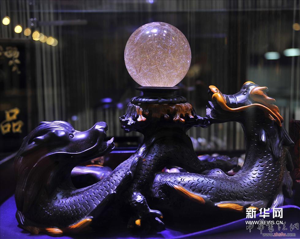     （7）这是在2014北京春季珠宝展一家参展商展台上拍摄的“发晶球”（3月28日摄）。新华网图片 鲁鹏 摄