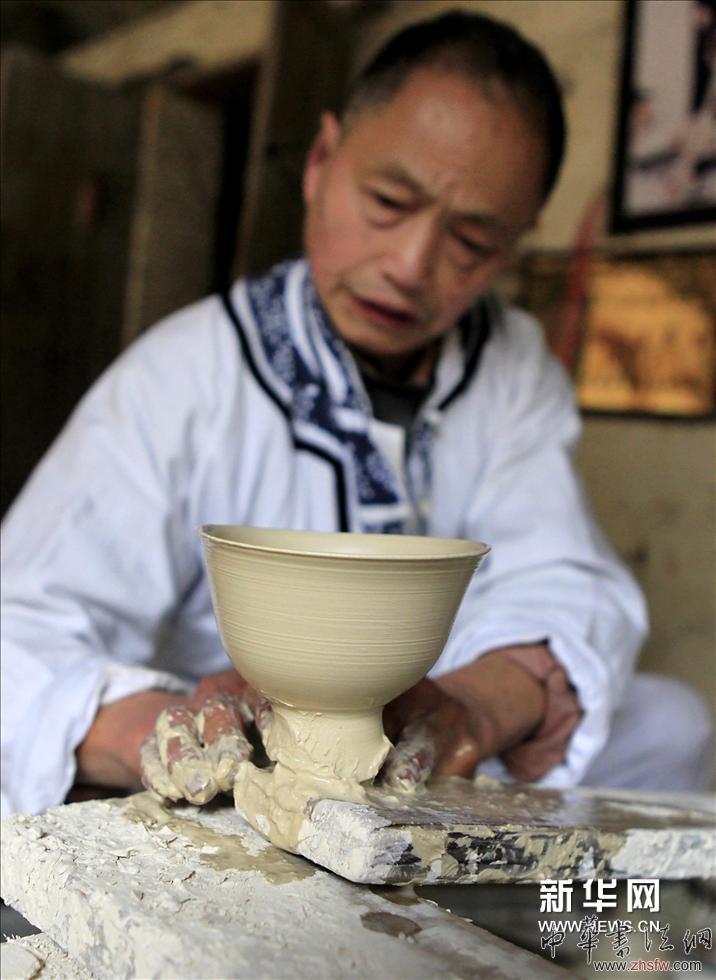     （6）3月27日，国家非遗传承人王炎生在景德镇古窑民俗博览区古陶瓷制作坯房内拉坯。新华网图片 傅建斌 摄