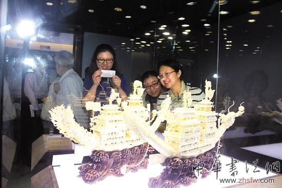 观众在欣赏牙雕作品文/图 