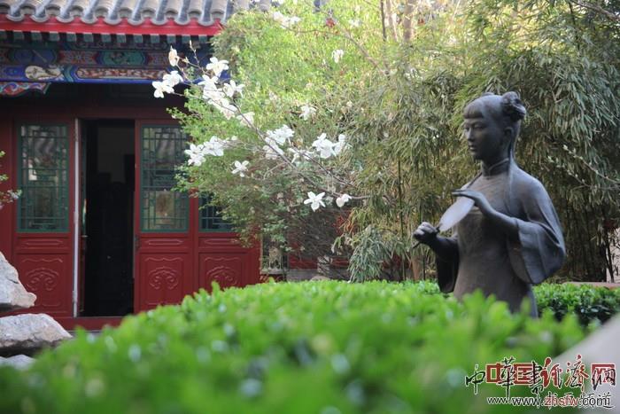 　　纪晓岚故居的铜像与花