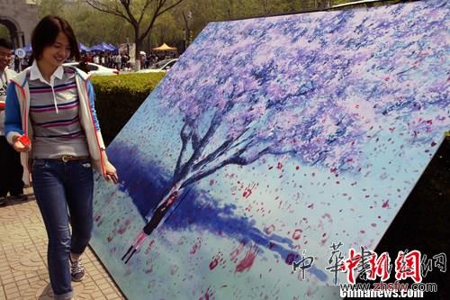 高校学子“创意画” 路人摁手印成海棠花