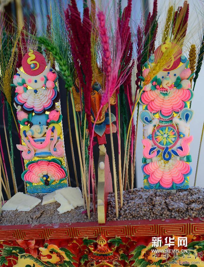 酥油花插在“切玛”上（3月27日摄）。