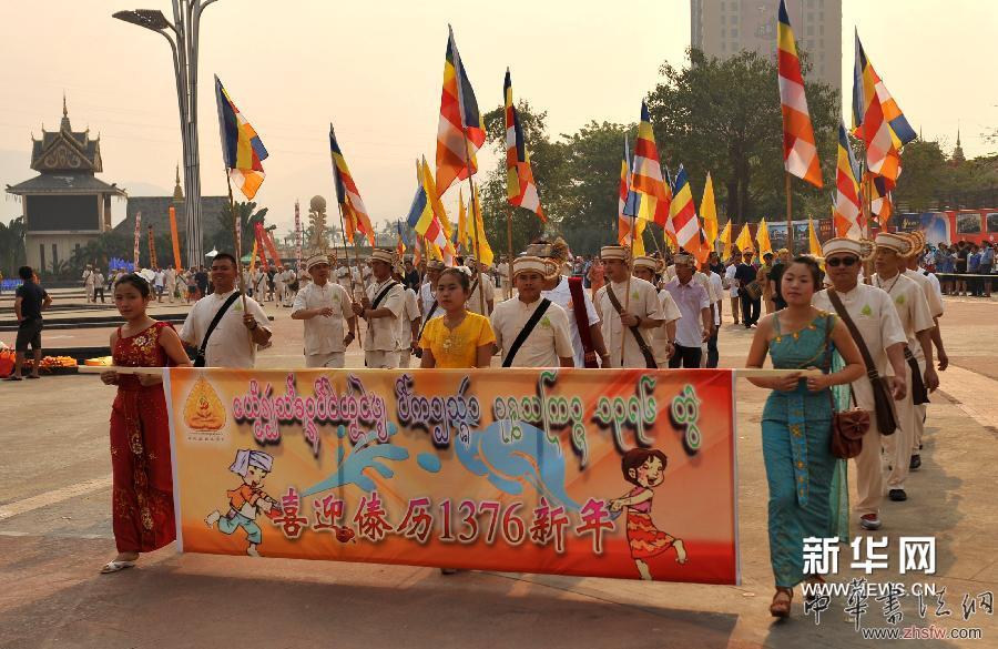 4月14日，在云南西双版纳景洪市，傣族群众参加2014年西双版纳泼水节暨傣历1376年新年节庆祝活动。