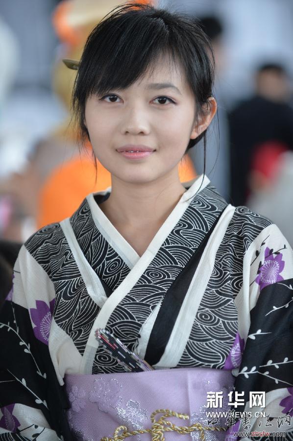 4月13日，一名Cosplay爱好者在展会上表演。