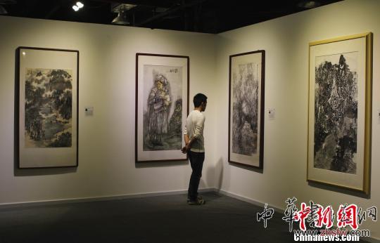 重庆举办本土画展 52幅艺术家原作齐聚南滨路