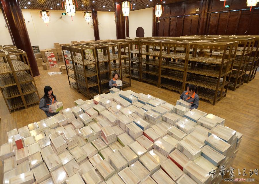 请以此说明为准！#（文化）（2）高精复制版《四库全书》亮相扬州
