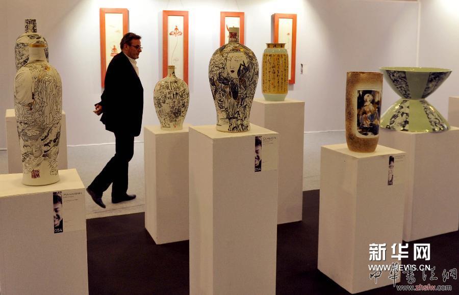  4月17日，在法国巴黎卢浮宫，一名观众在观看展览。