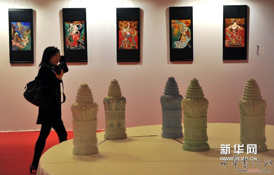 4月17日，在法国巴黎卢浮宫，观众在观看展览。