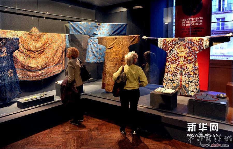 4月22日，在法国巴黎装饰艺术展览馆，观众在观看展品。