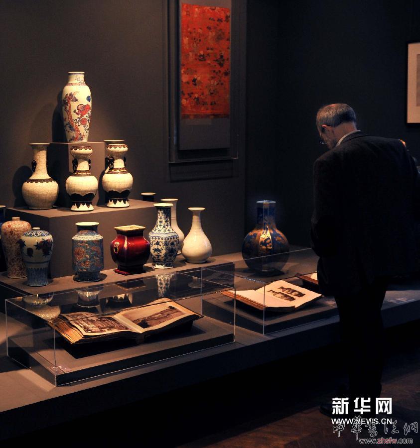 4月22日，在法国巴黎装饰艺术展览馆，观众在观看展品。