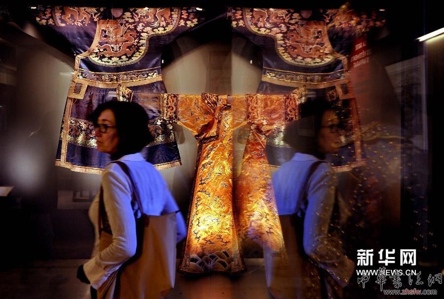 4月22日，在法国巴黎装饰艺术展览馆，观众在观看展品。
