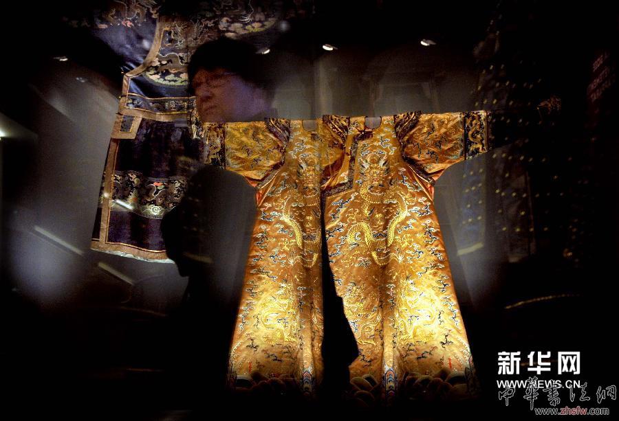 4月22日，在法国巴黎装饰艺术展览馆，观众在观看展品。