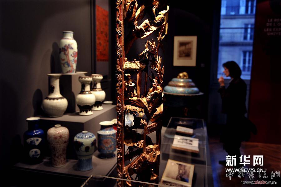 4月22日，在法国巴黎装饰艺术展览馆，观众在观看展品。