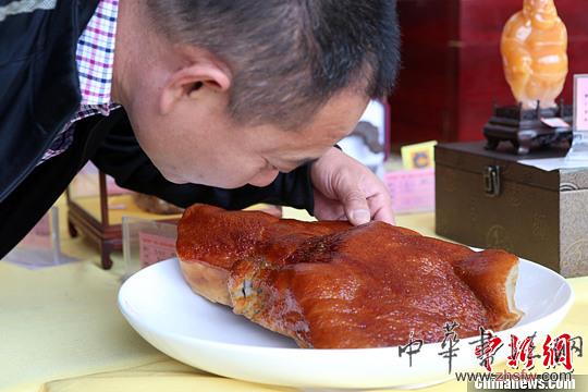 “猪头肉”奇石以假乱真 不少市民“上当受骗”