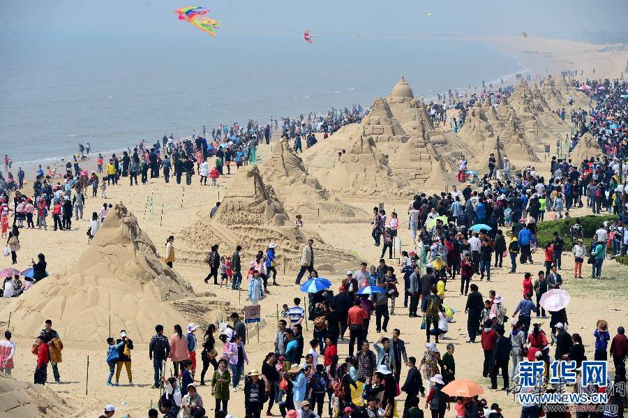 （社会）（2）百余座沙雕五一亮相威海南海新区