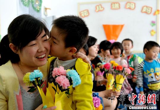 迎母亲节儿童自制“鲜花”送妈妈