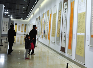赤峰首届青年书法篆刻展美术馆展出