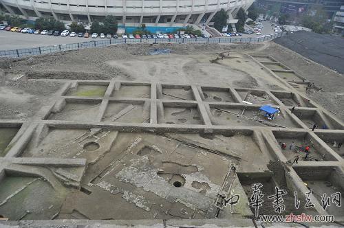 日前，成都市考古队在位于市区的成都体育中心考古现场，发现一处唐代院落遗址，遗址保存较为完好，可能为较高级别官衙。该遗址为近年来成都地区首次发现保存较完好的唐代建筑。该院落主体平面略呈正方形，总占地面积300余平方米。院落由踏道、露天活动面、排水沟、小十字路、井台等部分组成，均为砖筑且用砖考究，大量砖上可以见到模印的卷草、花卉、菱形纹等图案。建筑从唐代早期至五代，曾历经多次修补和扩建，至五代末北宋初废弃。新华社发（成都市考古队提供）