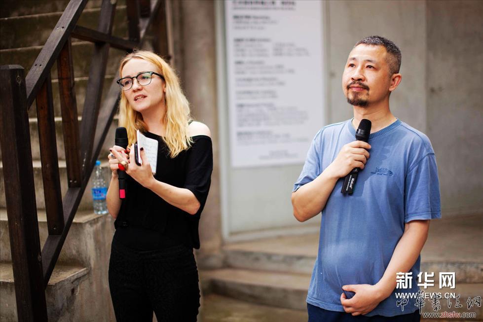     灵魂之躯——艺术家的寻魂之旅展览主持人、著名艺术家郭海平、德国策展人、艺术史研究专家Nora Gantert。
    这个展览堪称为近十年南京当代艺术家群体再一次对当下现实问题的心灵关注，每位艺术家创作心态是极为严肃的，是一次创作探索与艺术方式上带有观念倾向与突破的代表性展览。试图用艺术家个体微薄的身体之躯，去传递反物质化迷恋社会的向度与信息，以“灵魂之躯”直指人心，维系艺术世界的精神前沿探索姿态。