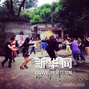     灵魂之躯——艺术家寻魂之旅南京站在药艺术馆开幕现场。
    这些艺术家的共同特质在于，都善于和自己内心的沟通，强调原生态的艺术直觉，更自觉的强调内心情绪的自我表达。他们相信现在商业化艺术的“紧箍咒”环境下，恰恰的艺术创造性与表达的出口。黄药、郭海平、刘绍隽，三毛，孙大量、妙禅师，“灵魂之躯——艺术家的寻魂之旅”为主题的展览，就是在中国当代艺术这样一个被结构化的机制里，寻求精神层面的艺术实践出口。他们都强调自身的体验性与艺术创造性，通过艺术直觉的方式和类型转化出来，形成强烈的艺术体验感。