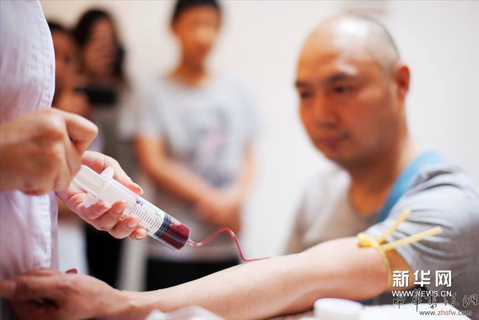     孙大量艺术行为：我的血馒头。他认为，灵魂是一面镜子。