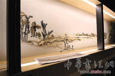 从正面（左图）看，徐冰的作品像一幅中国传统山水画，但是从背面（右图）看，则是用干枯植物、麻丝等现成物组成的。